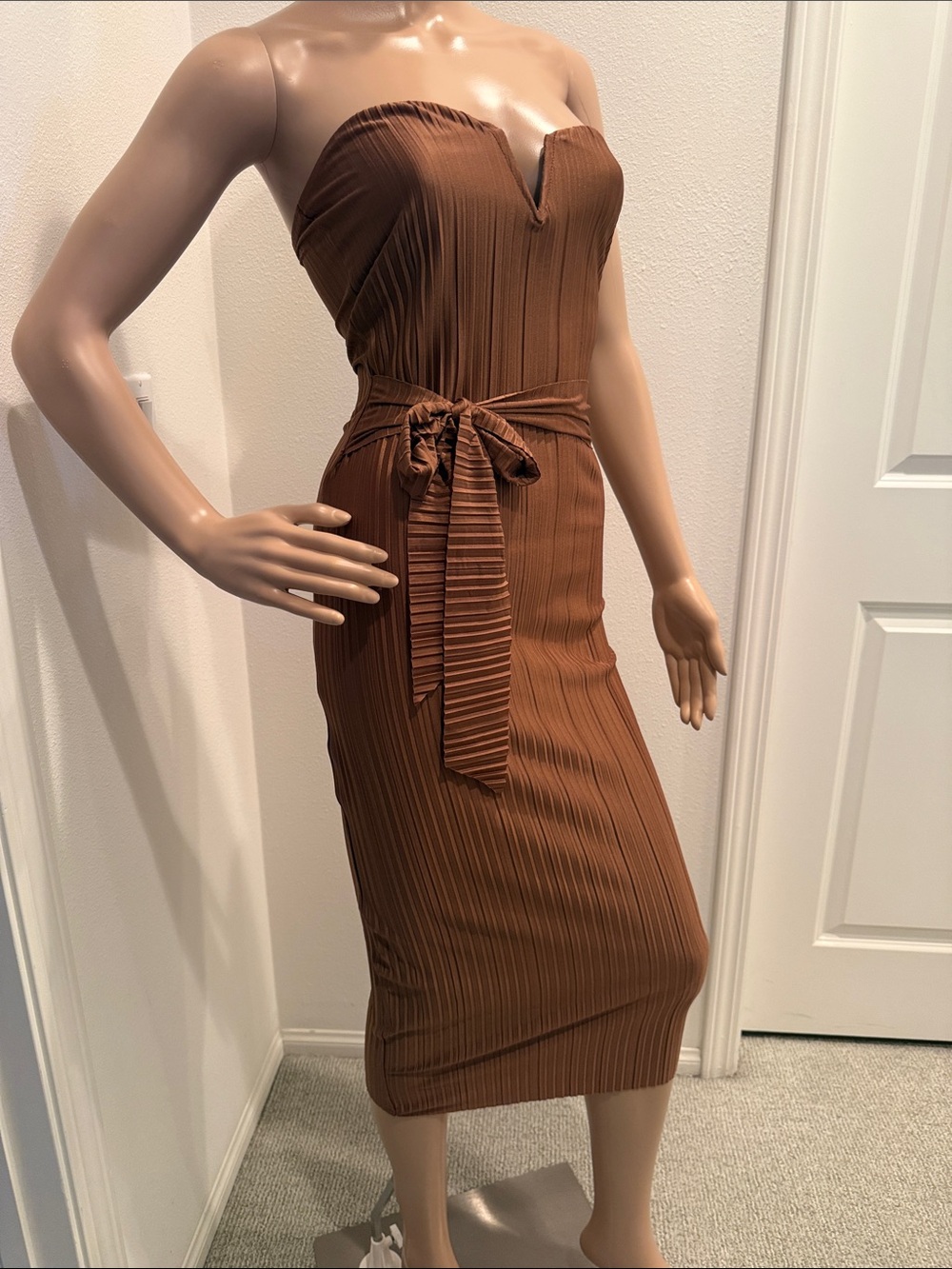 PrettyLittleThing Strapless Rust Brown Pleated Midi Dress with Waist Tie